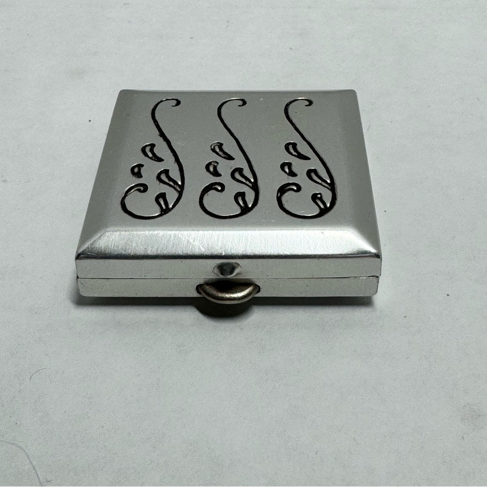 Vintage Vashé Metal Makeup Compact Silver Rouge Blush 1930s 1940s Puff Pad Red - Picture 3 of 9
